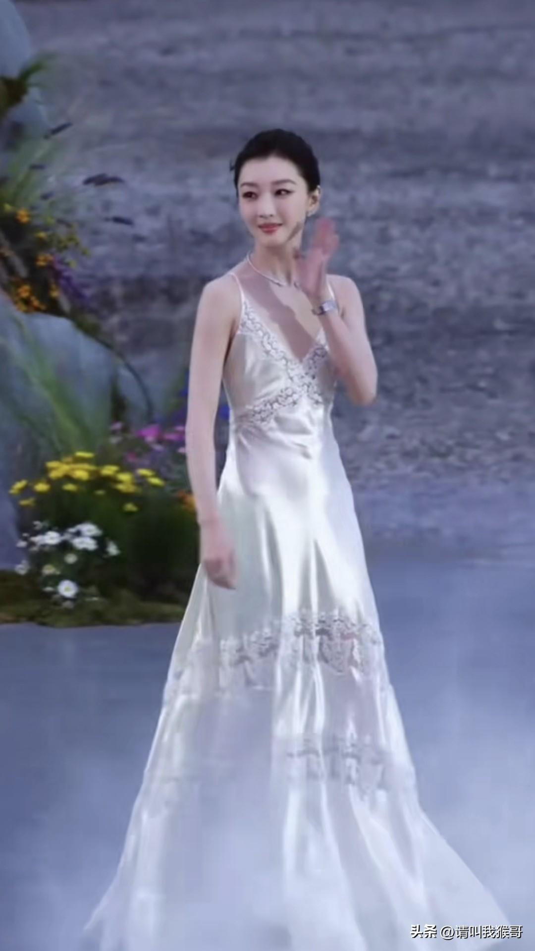 周冬雨这次的这个装扮还是挺惊艳的