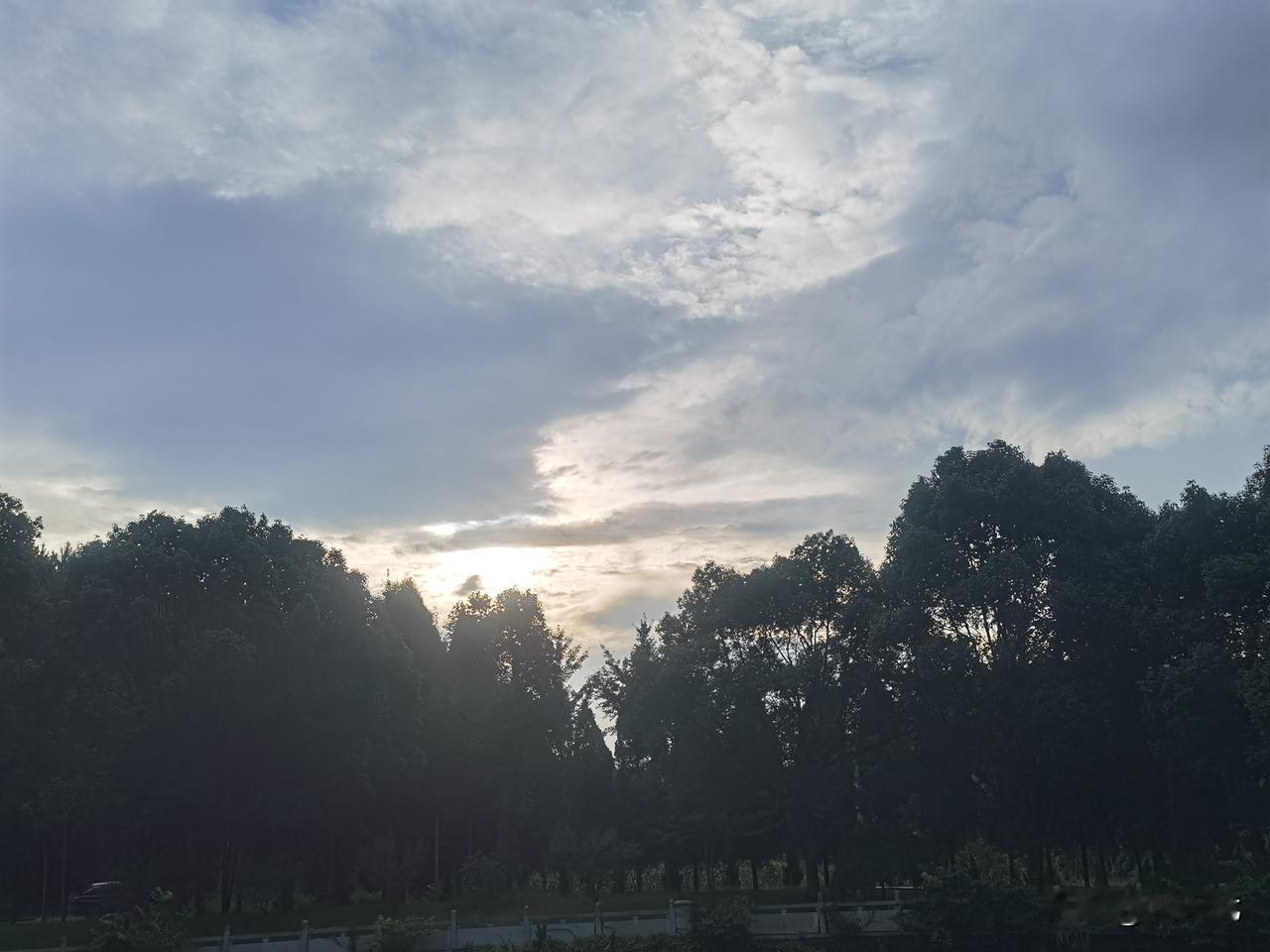 要找有共同语言赚钱的朋友，比较简单。
要找有共同语言修行的朋友，非常困难。
很多