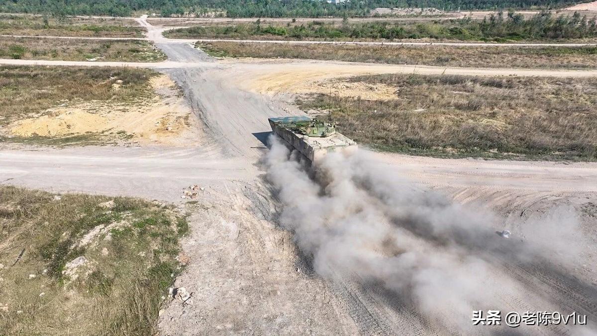 陆军第74集团军某两栖装甲分队：多方位随机实弹射击，锤炼全域突击硬功
2026年