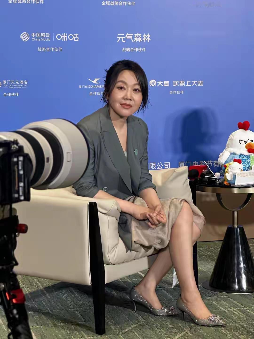 55岁闫妮厦门参加采访，气质如兰，状态好绝，颜值和身材都夯爆了 