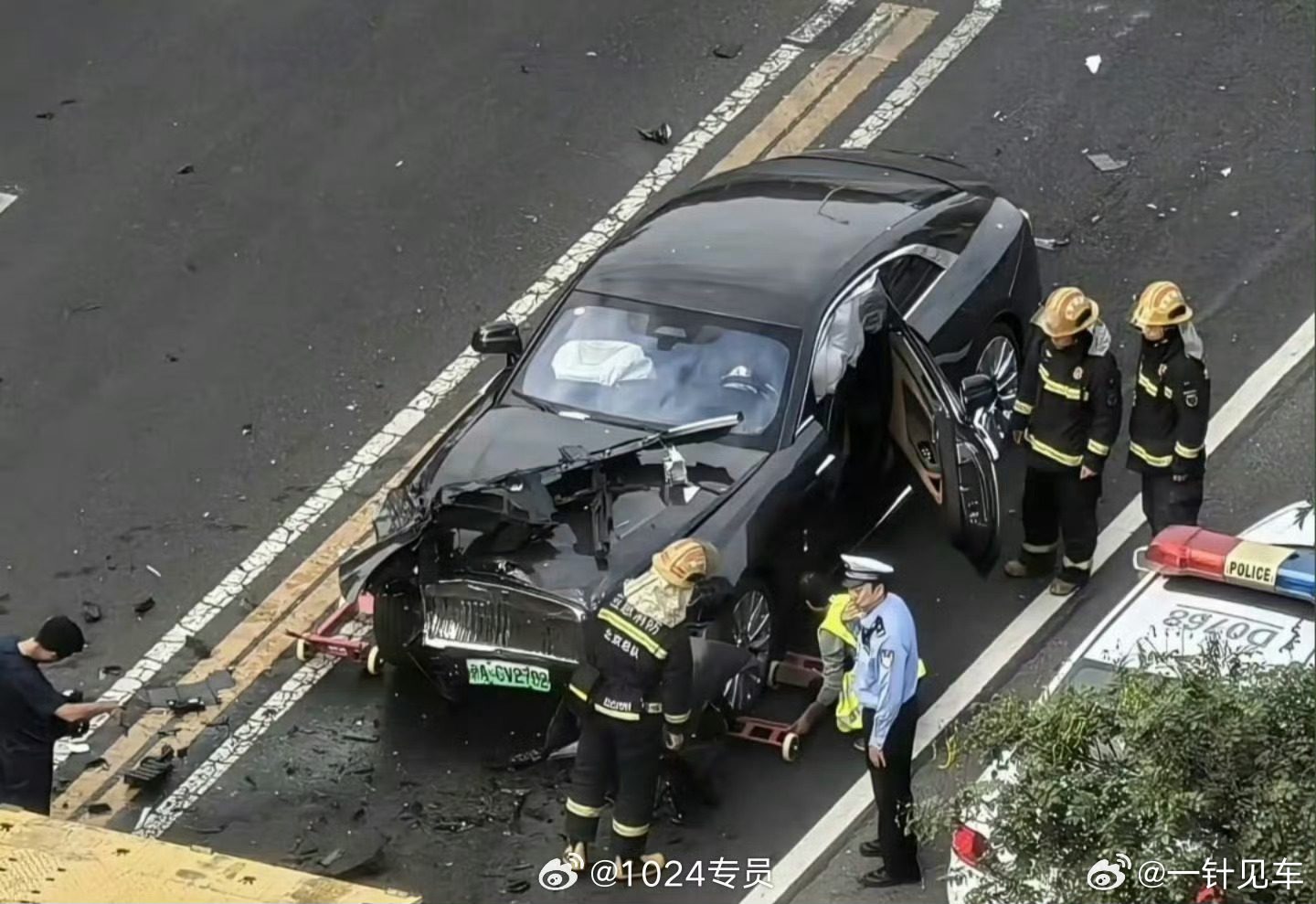 陈震闪灵陈震劳斯莱斯发生车祸事故看起来比较复杂，劳斯莱斯车头右侧撞得看起来重一点