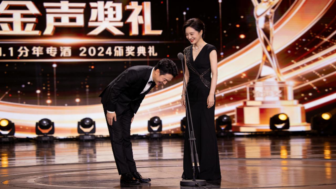 何炅见海霞秒变迷弟！90度鞠躬+星星眼，双向奔赴的尊重太好磕
 
近日，第三届金