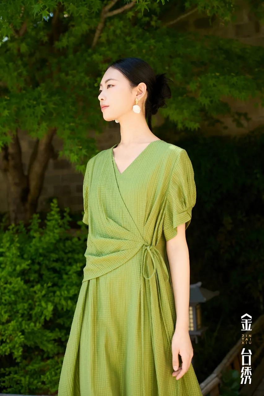 夏日之息
绿意氤氲，满目生机
踏响轻盈，随心而息
连衣裙
连衣裙