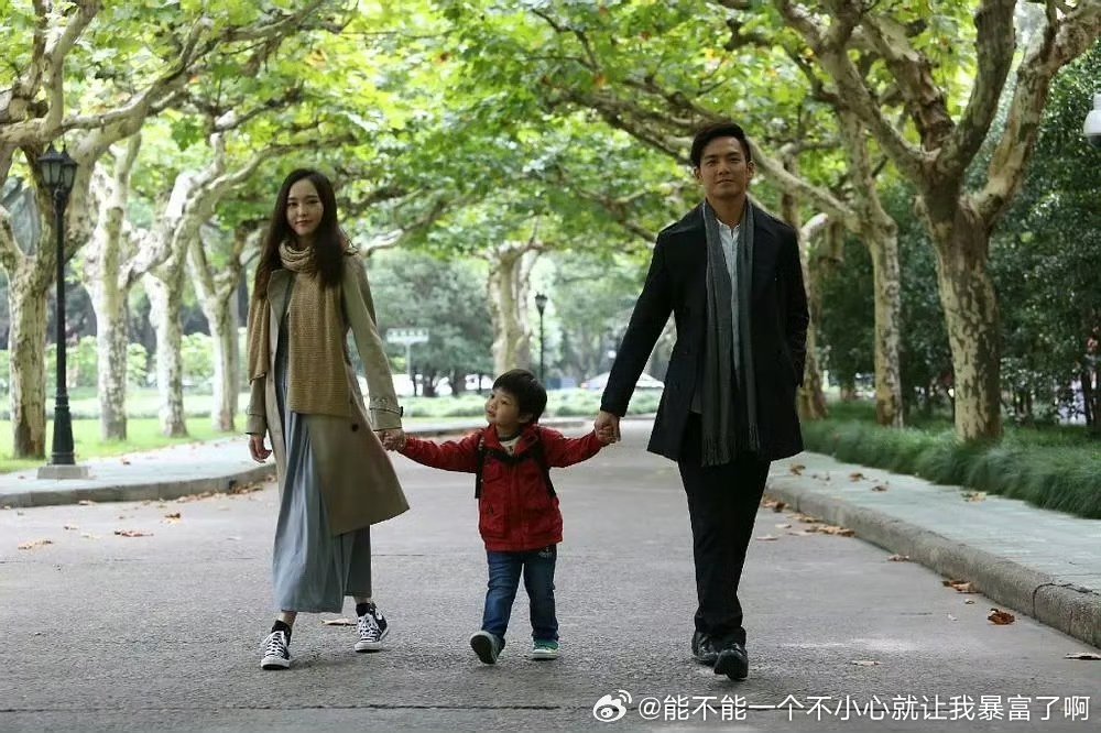 何以是内娱偶像剧结局拍得很舒服的看着就感觉很幸福男女都很高挑，显得孩子有那种动漫