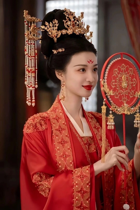 王楚然红衣捧福王楚然这身红衣捧福造型太绝了！一袭正红长裙明艳似火，手持福字笑意盈