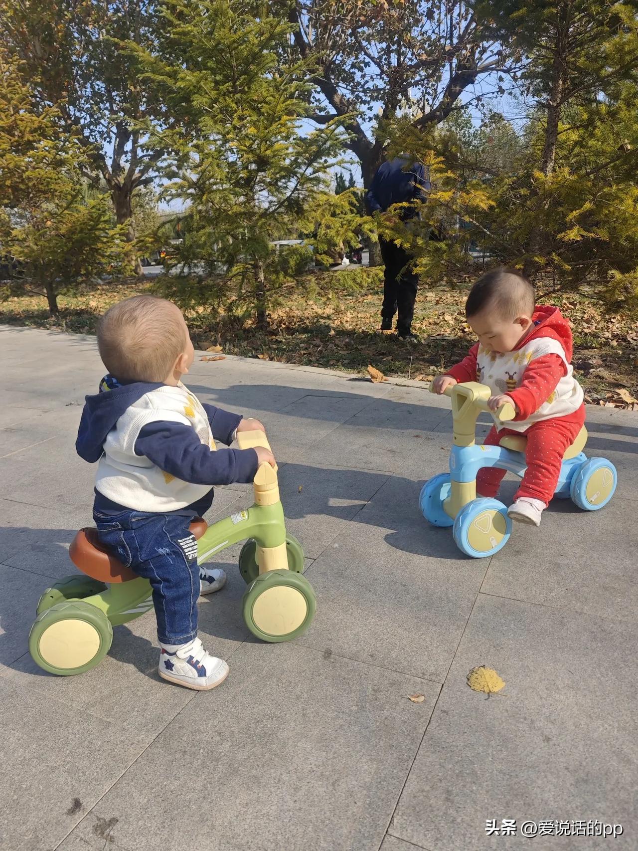 还不会走路但是小车骑的很6每天都到家门口小广场去骑小车锻炼身体！#遛娃是运动#