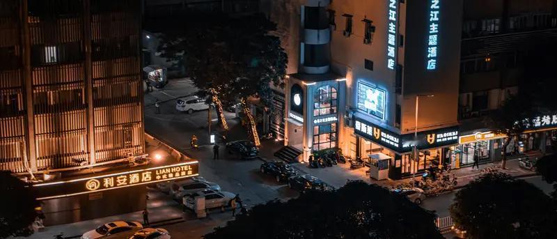 春节临近，酒店价格又开始作妖。打开旅游App，不少南方小城酒店价格离谱得很。像如