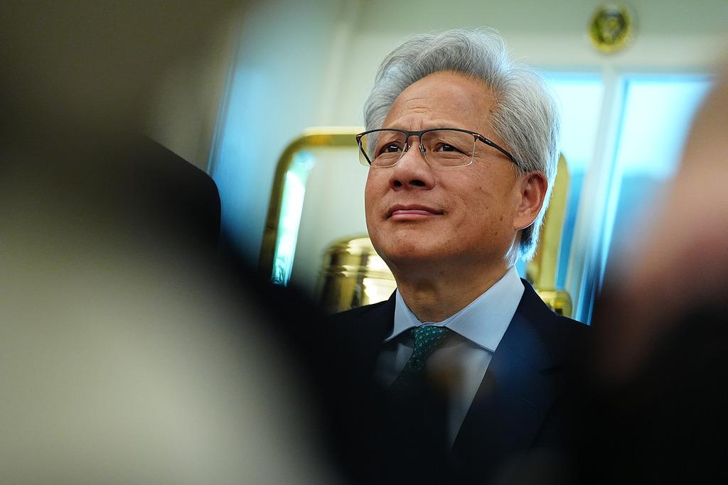 英伟达联手华尔街撬动5000亿美元搞AI基建。黄仁勋说这是“投资级资产”，市场说