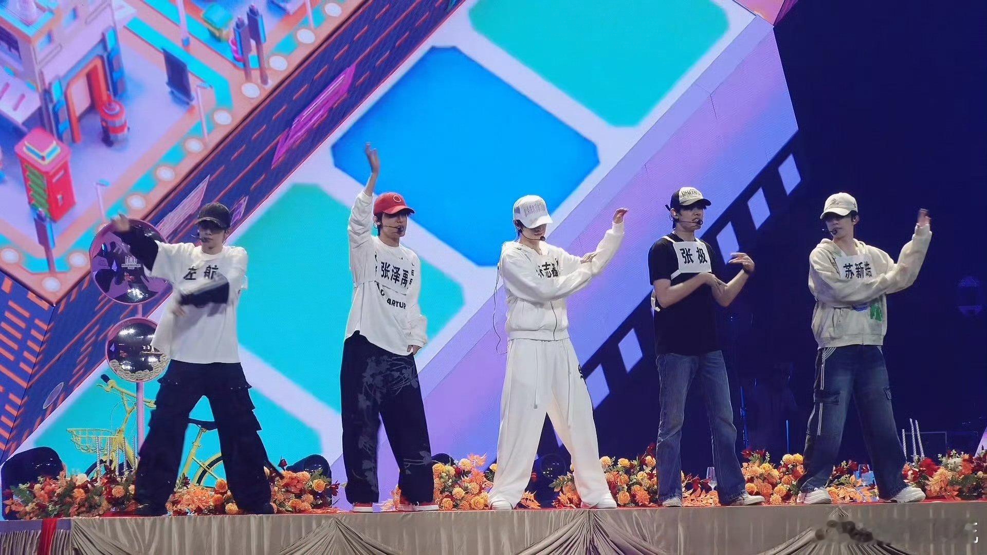 TOP都穿浅色没告诉张极我已经满心期待着正式舞台的到来啦，期待看到TOP成员们在