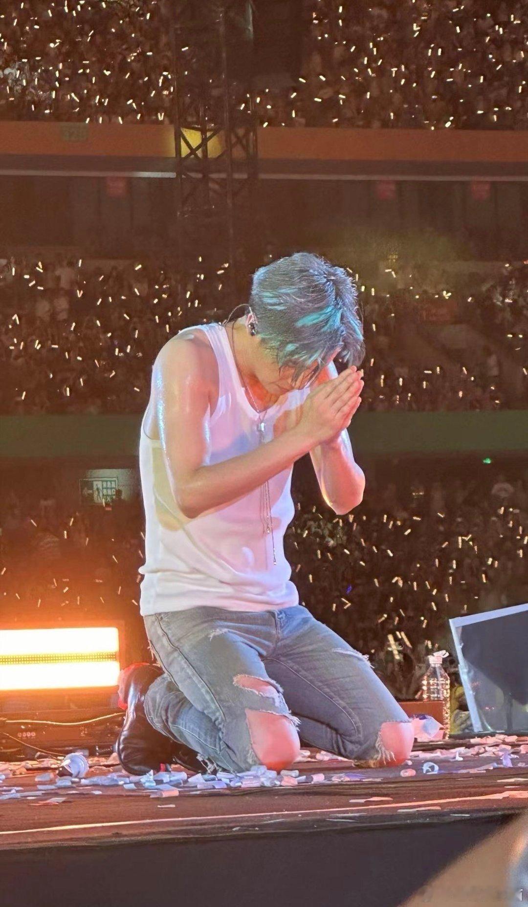 #薛之谦清唱一千个伤心的理由#真的好喜欢薛之谦的清唱，而且这两句也是真的很好听。