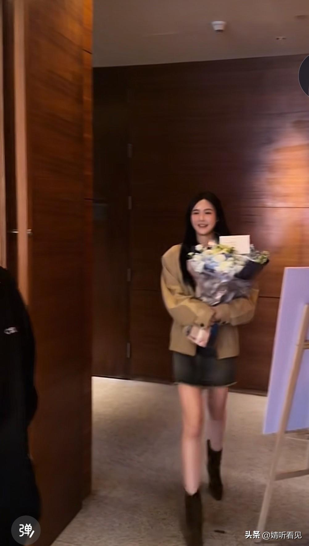 乖乖嘞，楚玲又开始秀恩爱啦，她把赖文峰称作专属靠山。赖文峰在新荣记过生日时，她又