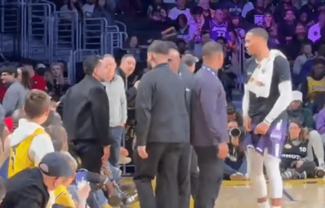 一名场边的湖人球迷与威斯布鲁克发生口角后被请出场，因为球迷在场边喊他westbr