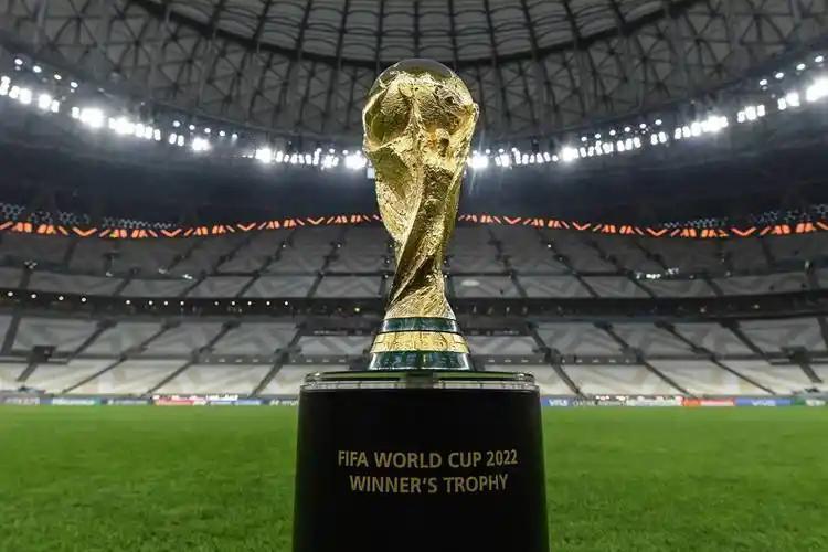 国际足联终于撕下了最后一层伪装，从 "打击黄牛" 变成了 "官方黄牛"。

而这