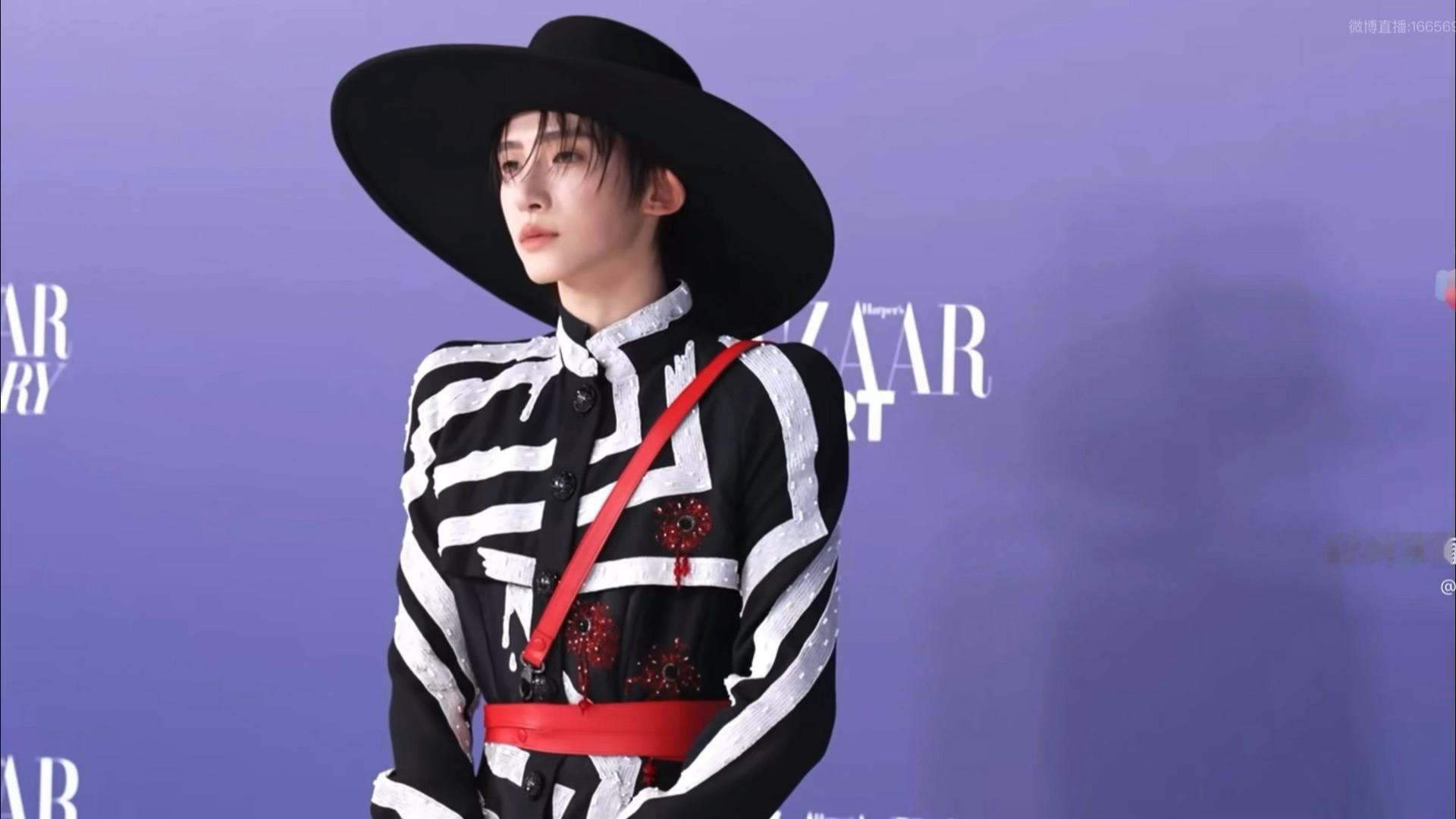 刘宇这个礼帽和手杖的造型看的人眼前一亮，多来啊多来🤲🏻🤲🏻🤲🏻刘宇红