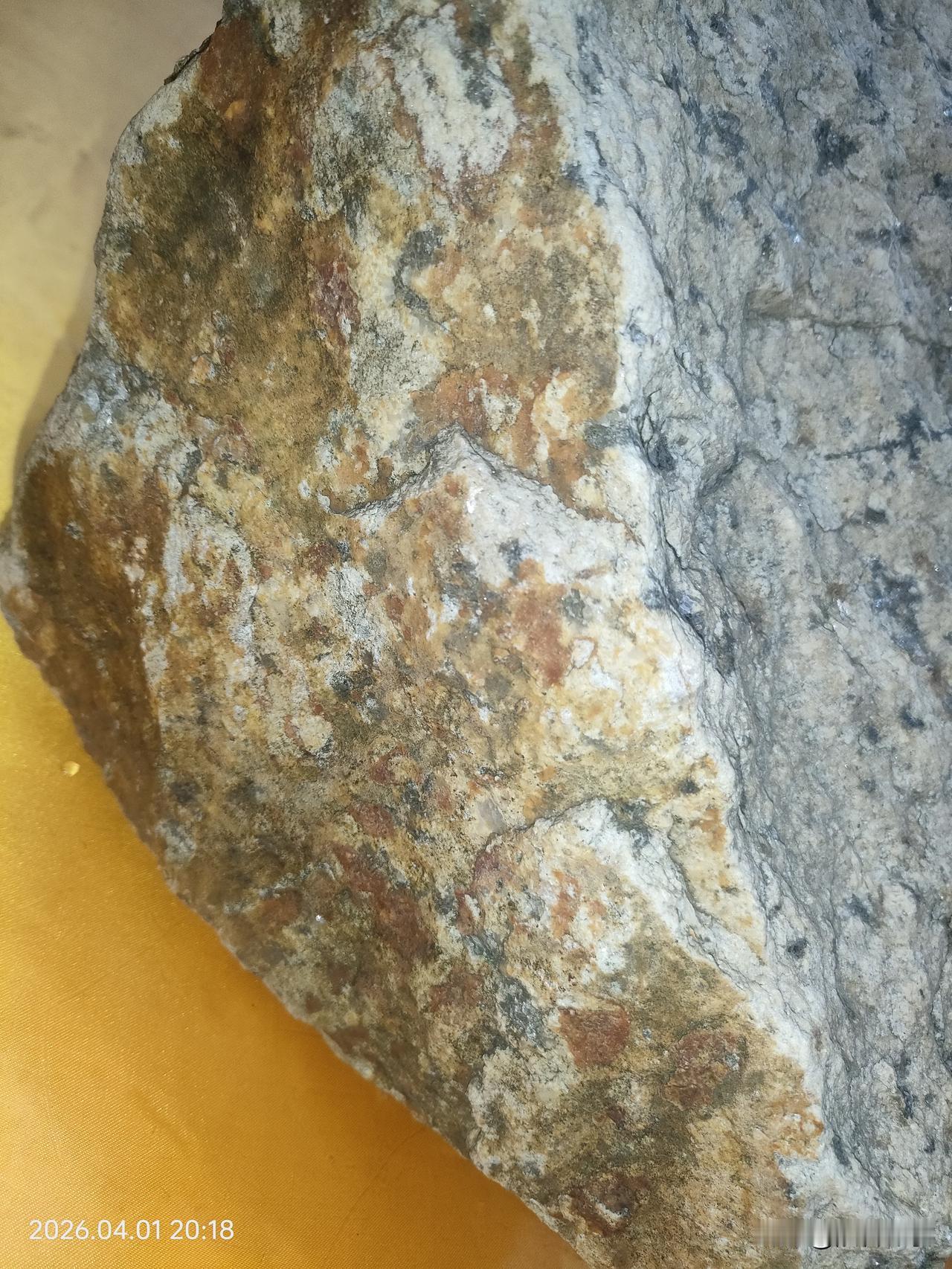 安庆陨石的发现真是太震撼了！昨天又出现新地点，看来规模远超想象。
安庆长江陨石可