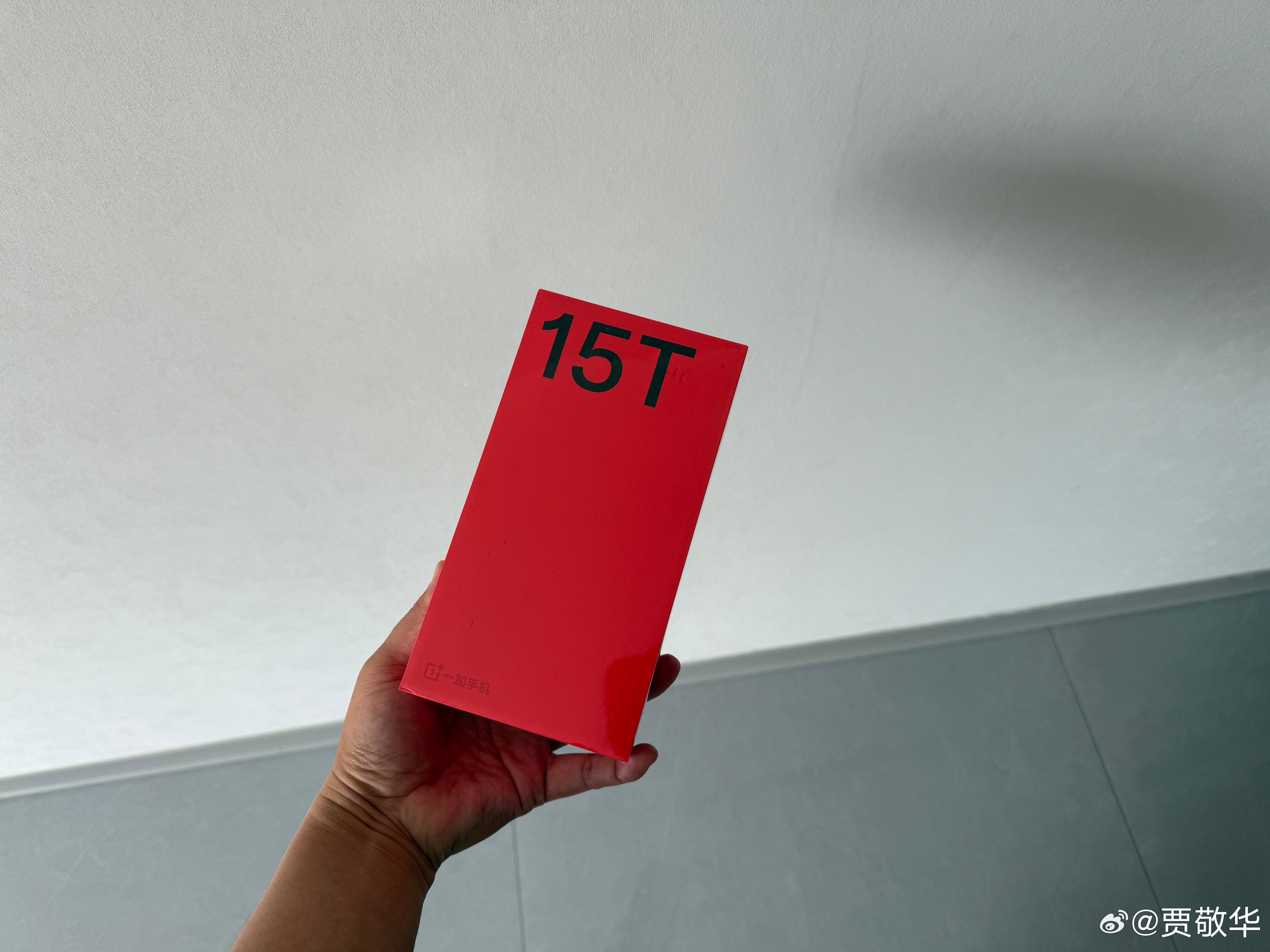 吃饭回来，看到门口扔着一台手机，这是谁丢我家门口的？ 