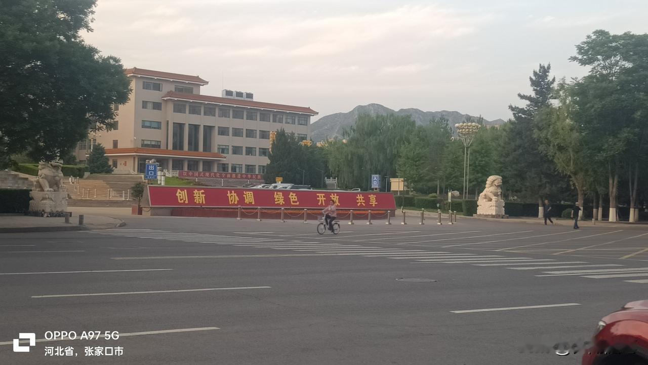 看看，怀来县县城傍晚繁忙情景。