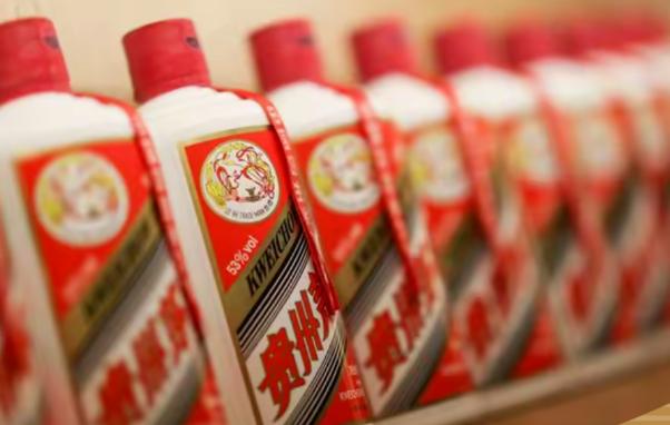 一名月薪5000元左右的司机兼管家，靠着手里的钥匙、门禁卡和运输便利，连续两年多