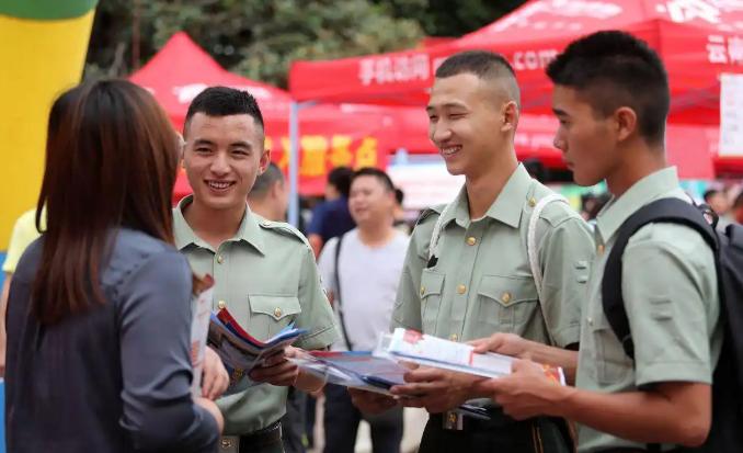 新兵探亲休假并非固定节假日统一安排，部队依据军龄、身份、婚姻状态、驻守地域制定差