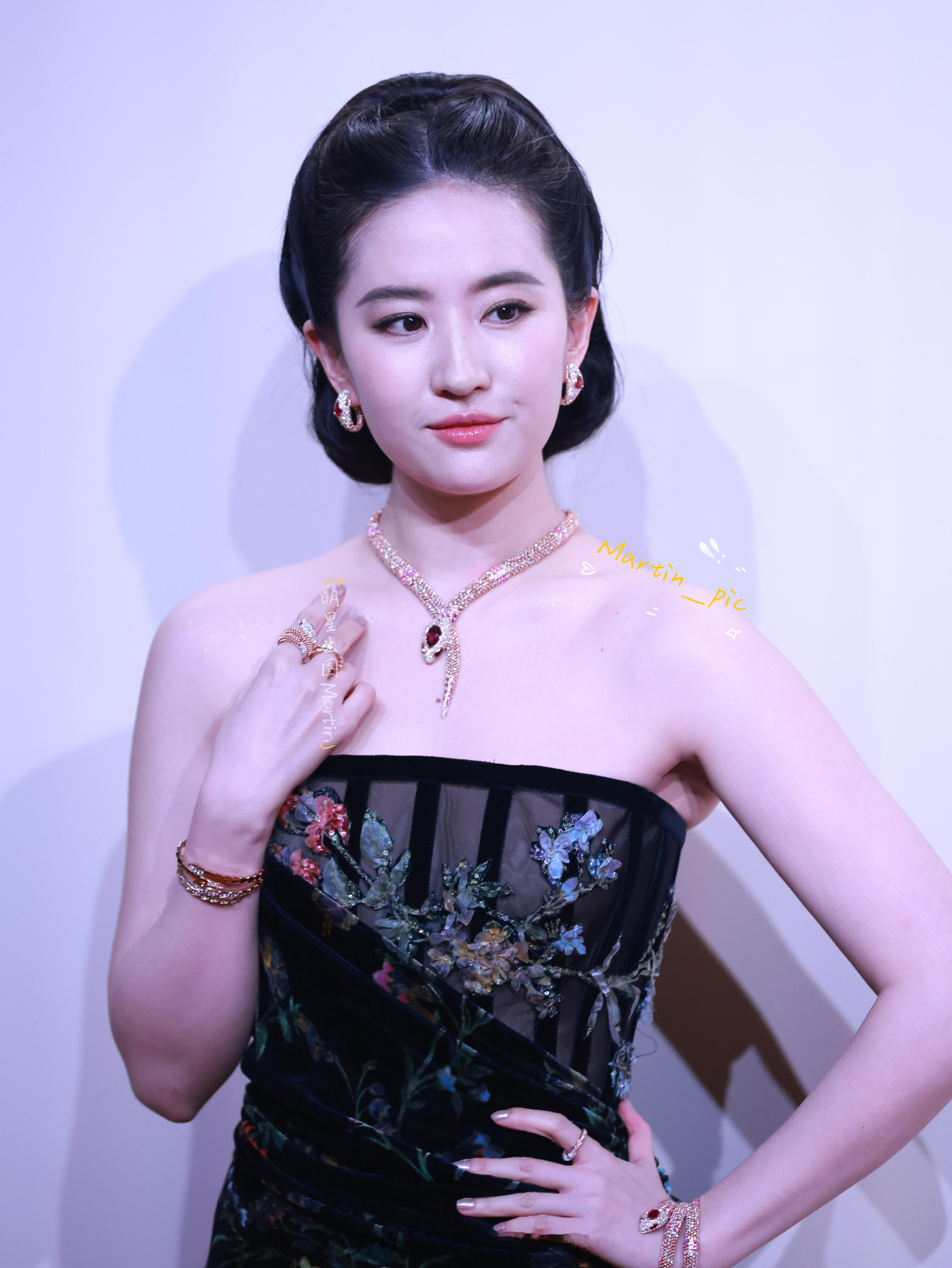 刘亦菲[超话]  刘亦菲宝格丽晚宴生图刘亦菲今晚妆造堪称完美，终于能衬得上天仙美