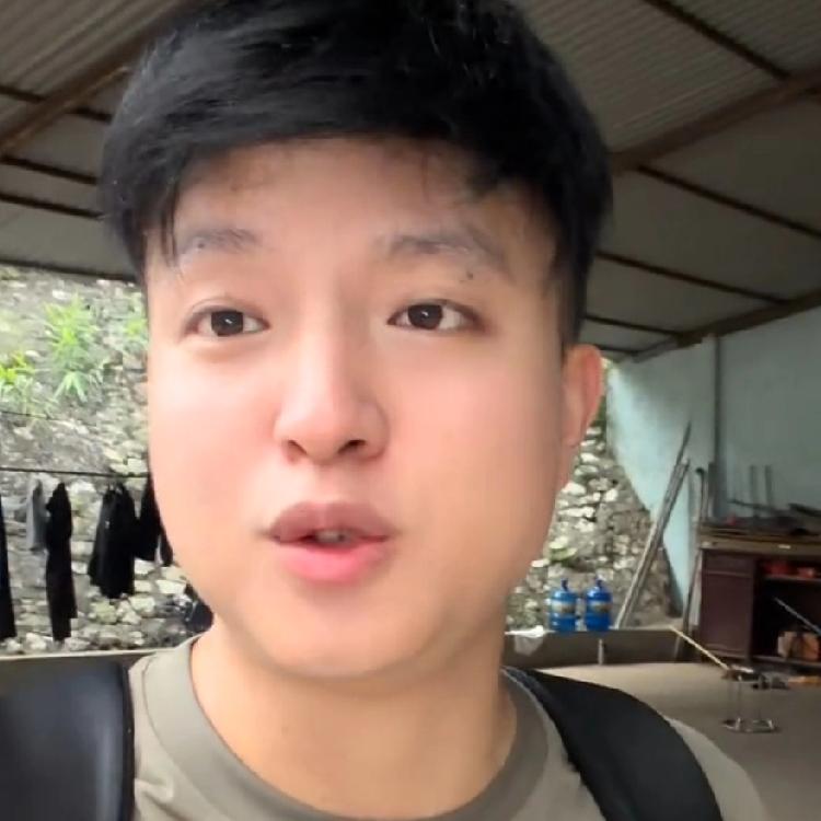 小松离开云南河口小松的妈妈和秋秋依依不舍的送别。小松也不容易，秋秋一连宫缩两次住