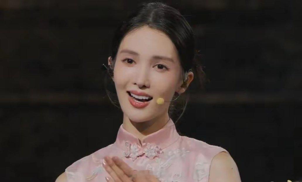 央视中秋晚会的舞台上，金晨以其温婉典雅的新中式造型和轻盈优美的舞姿，给观众们留下