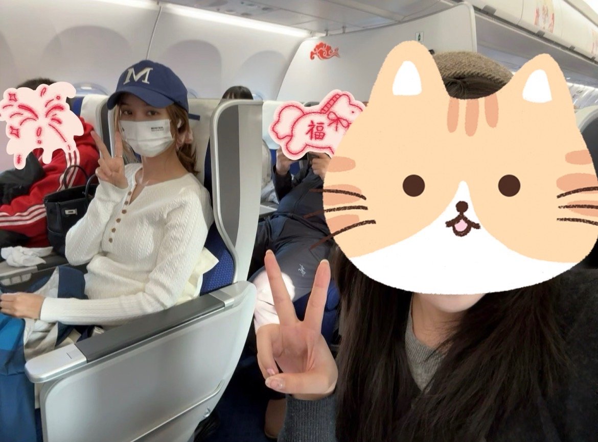 飞机上偶遇徐艺洋偶遇徐艺洋合照 近日，网友飞机上偶遇，并晒出比耶合照。网友称：“