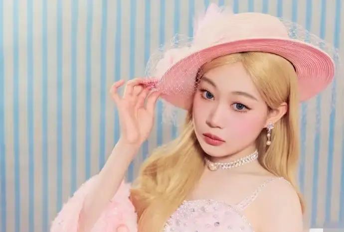 20岁黄发礼帽，全网喊她“太着急”
 
染了金发、戴上珍珠礼帽、吊带裙一上身，小