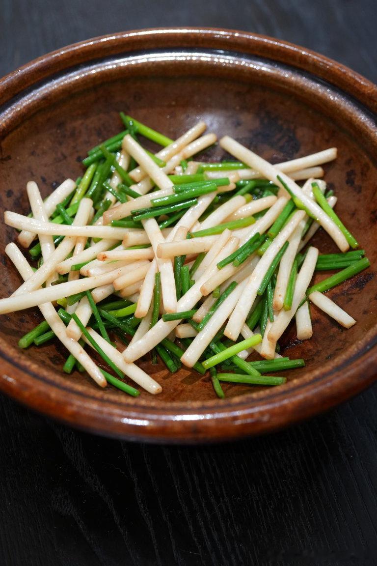 黄花菜肉末汆鸡蛋白卤梅花肉韭菜苔焗花生苗 