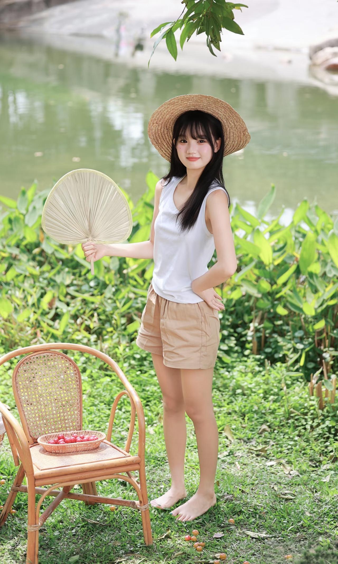 阳光明媚，女孩在河边享受悠闲时光。