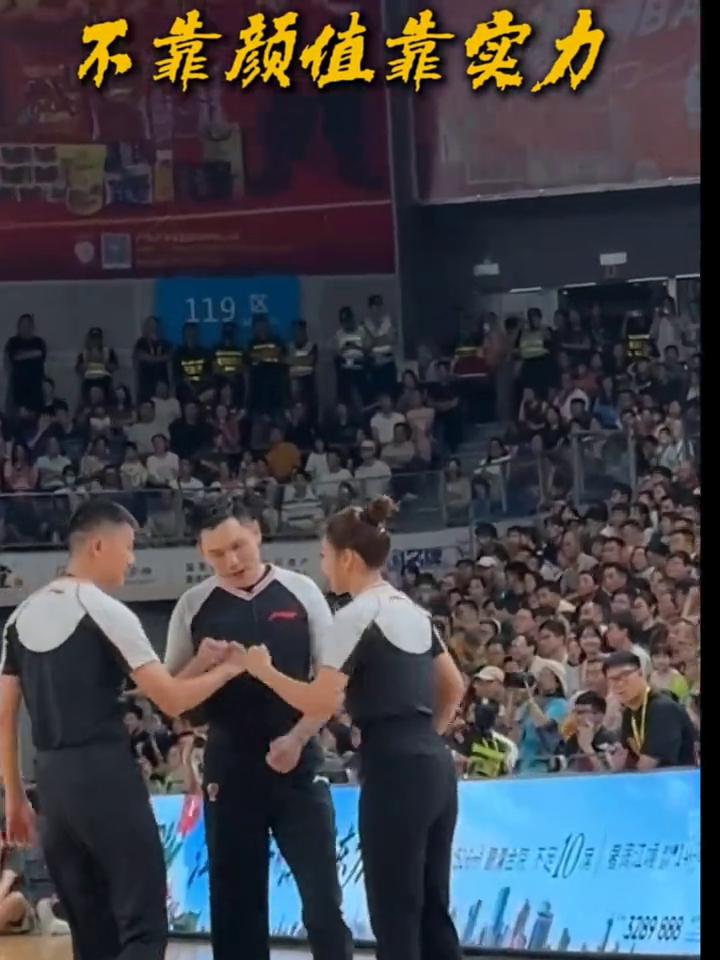 不靠颜值靠实力，粤BA裁判又美又飒。
专业在线。