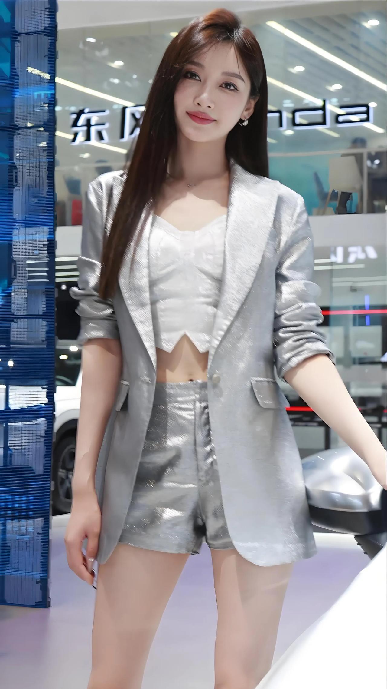车展上，银色西装搭配银色短裙，尽显时尚靓丽美女车模魅力。