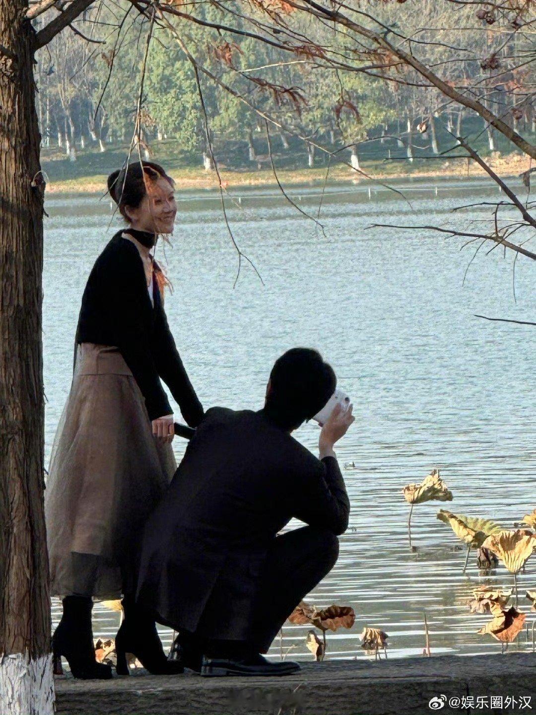 偶遇赵露思彭冠英湘湖拍戏 有网友散步偶遇到了明星拍戏，没错啦就是赵露思和彭冠英两