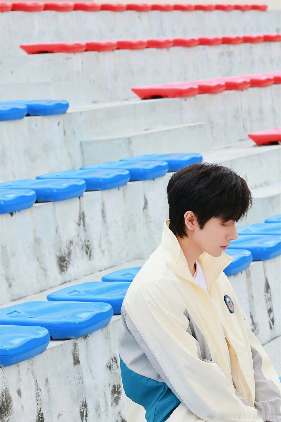 李宏毅久违的营业了，还 cue 到了韩七录，真的梦回恶魔少爷了贺逸[捂嘴哭][捂