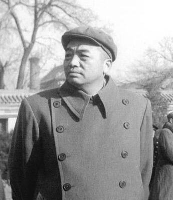 1966 年 3 月 28 日，彭老总来到螺髻山农牧场考察农业和畜牧业生产情况，