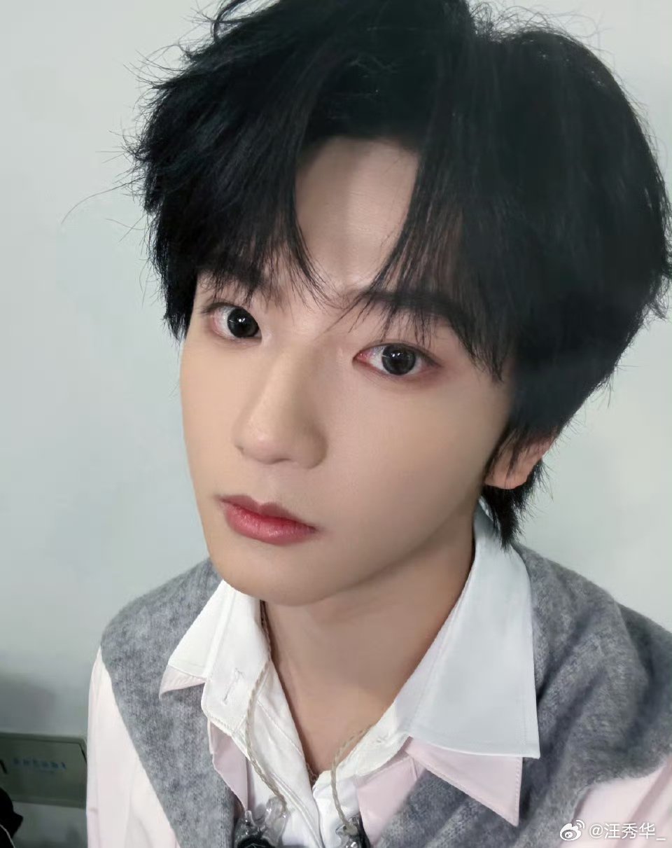 穆祉丞好萌的对你讲谁能拒绝温柔又软萌的穆祉丞安安静静对你说话的样子！又乖又可爱，