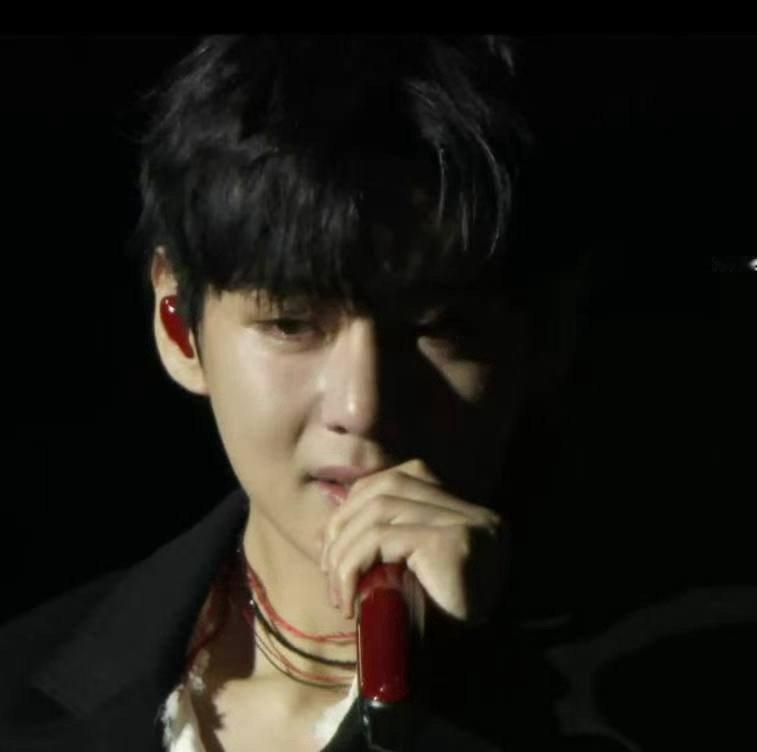 金泰亨舞台现场落泪金泰亨激动得哭了金泰亨舞台现场落泪，帅的，[舔屏] ​​​