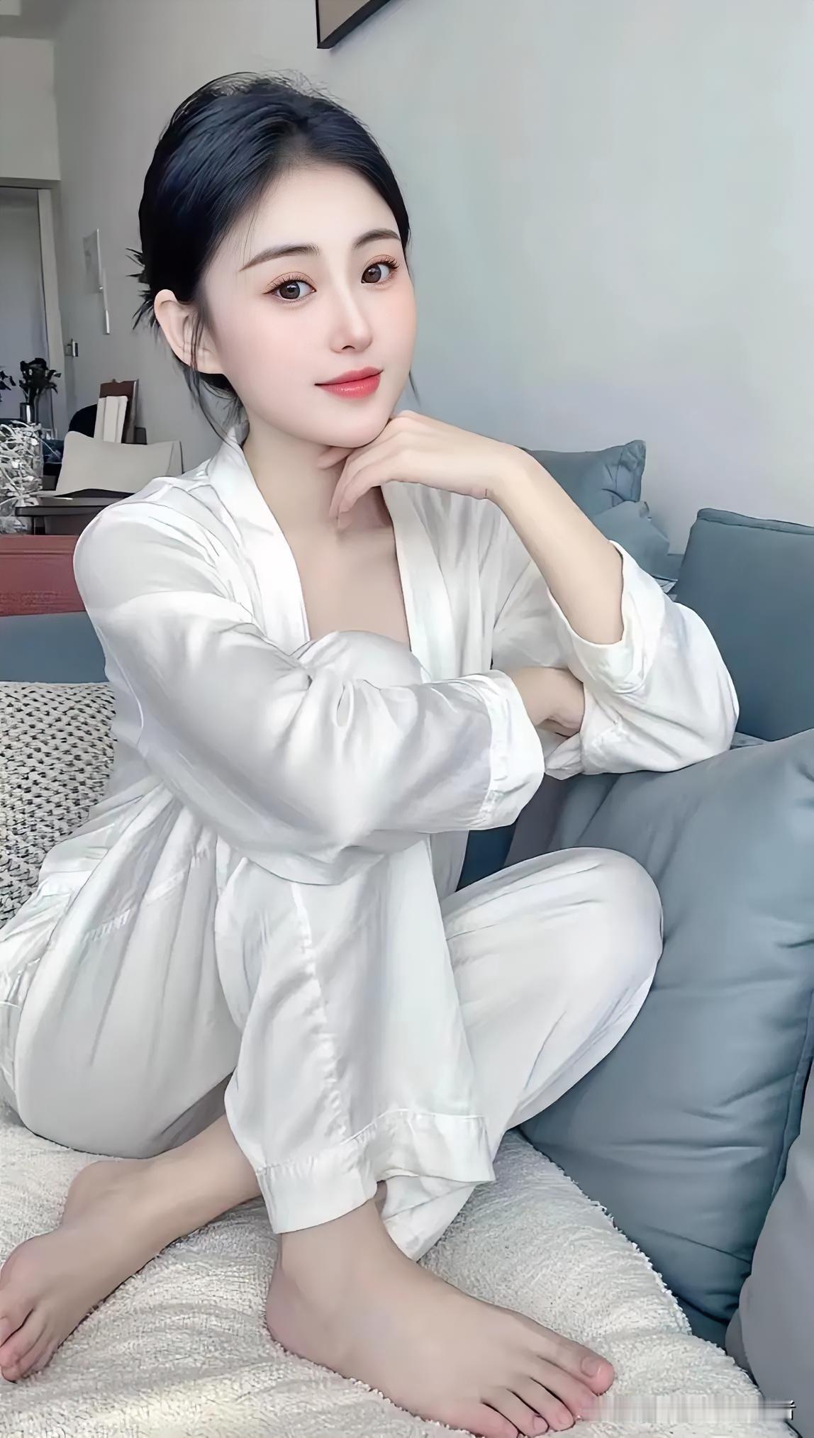 男人和女人
一旦有了那种关系
就再也回不到
朋友的状态
肉体的接触
视觉的冲击