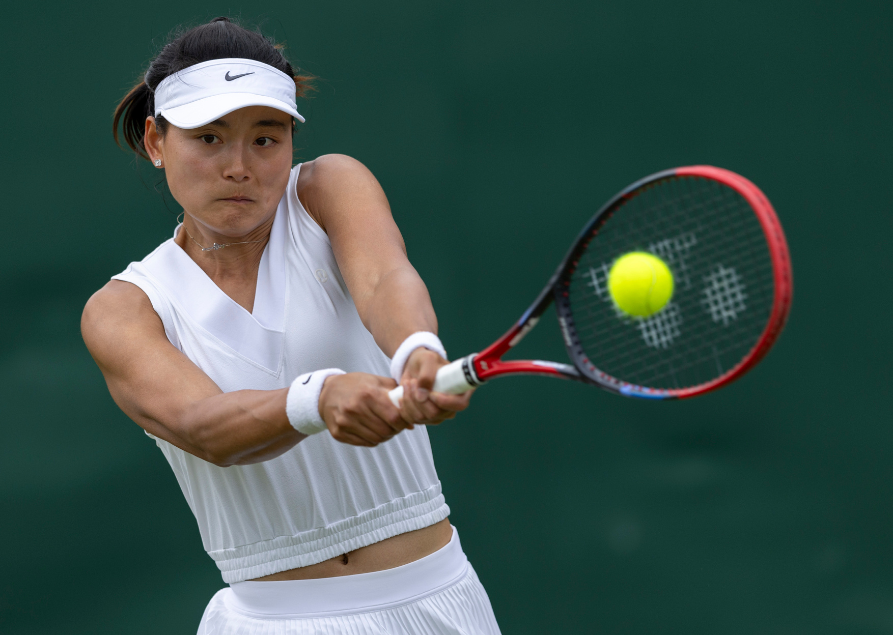 王雅繁晋级次轮💪#温网2024# 女单首轮，中国金花激战三盘，将决胜盘的先破优