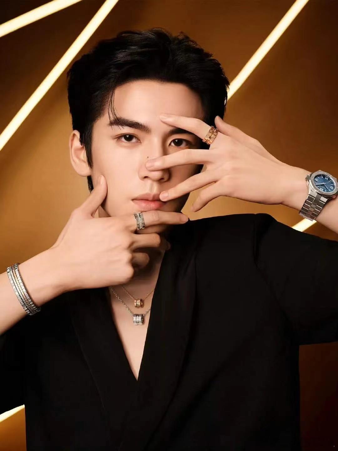 #张凌赫[超话]#没啥技巧就是硬帅啊[doge]贵气十足 ​​​