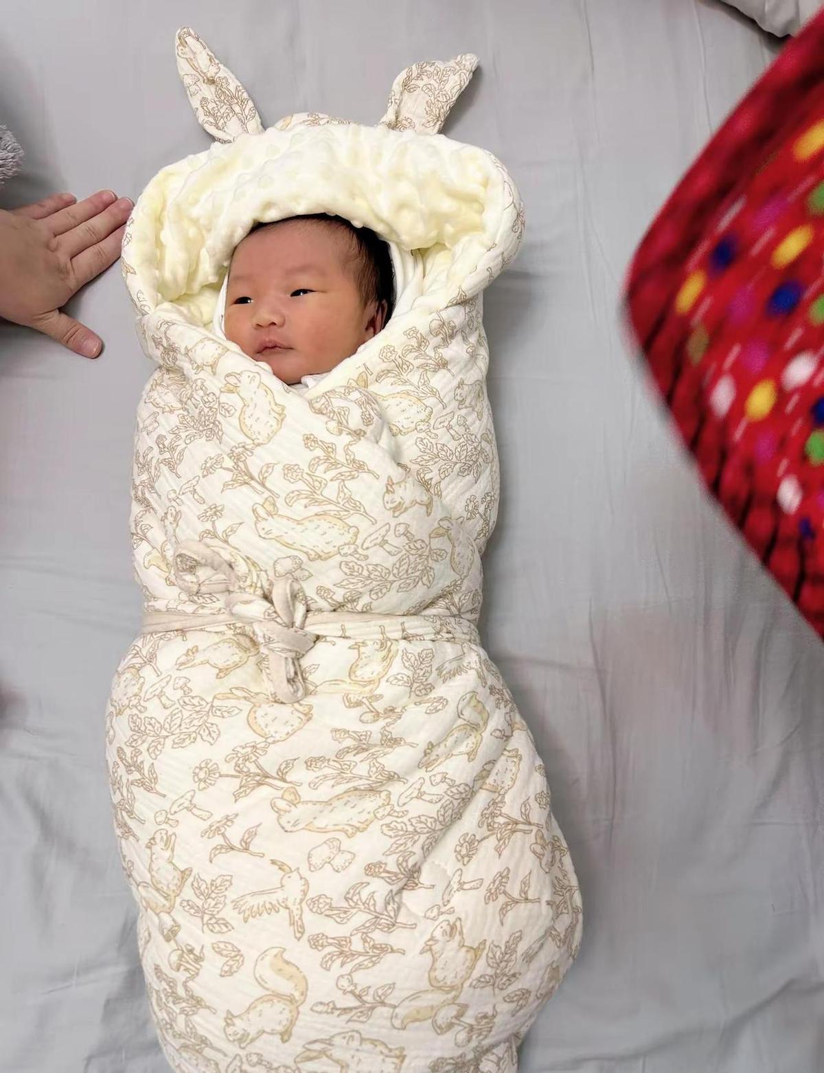 宝宝皮肤黄了，新手爸妈别慌。
这事儿挺常见，六成宝宝都经历过。
别自己瞎猜，赶紧