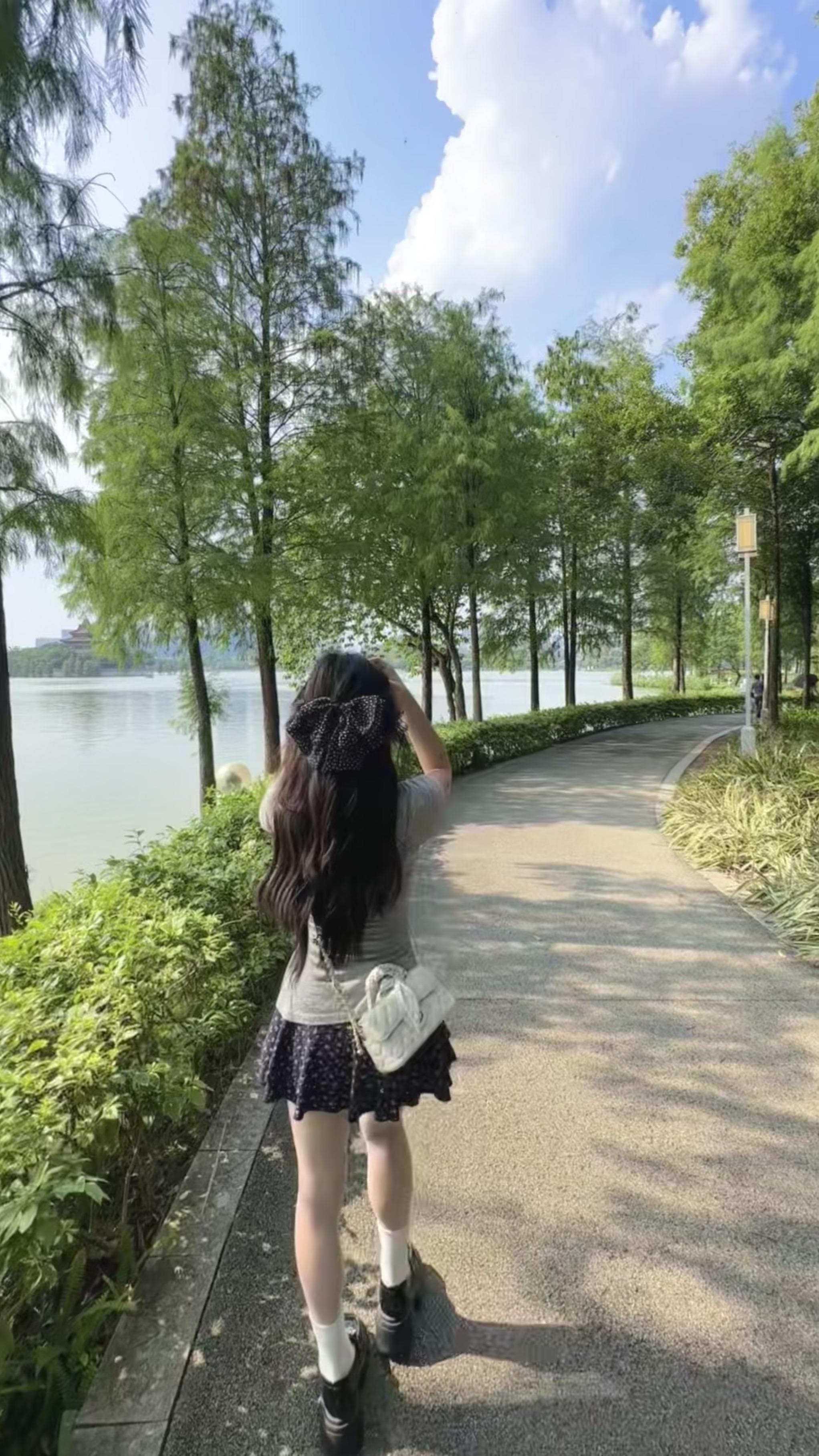 场景两个人一起散着步 我的脸也轻轻贴着你胸口
