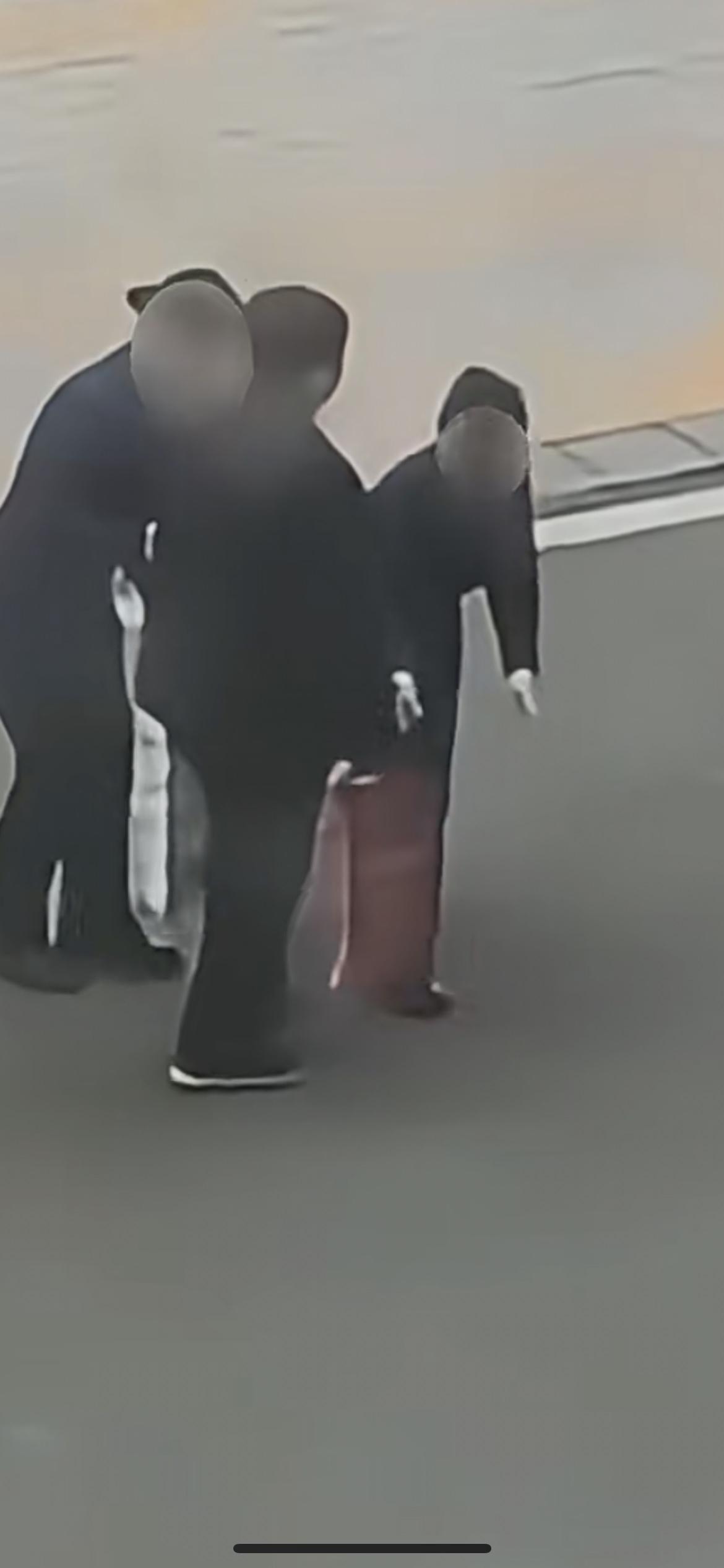 1月30日，河北石家庄一物业摆拍帮老人提东西遭质疑 ，物业回应：不是摆拍 ，不对