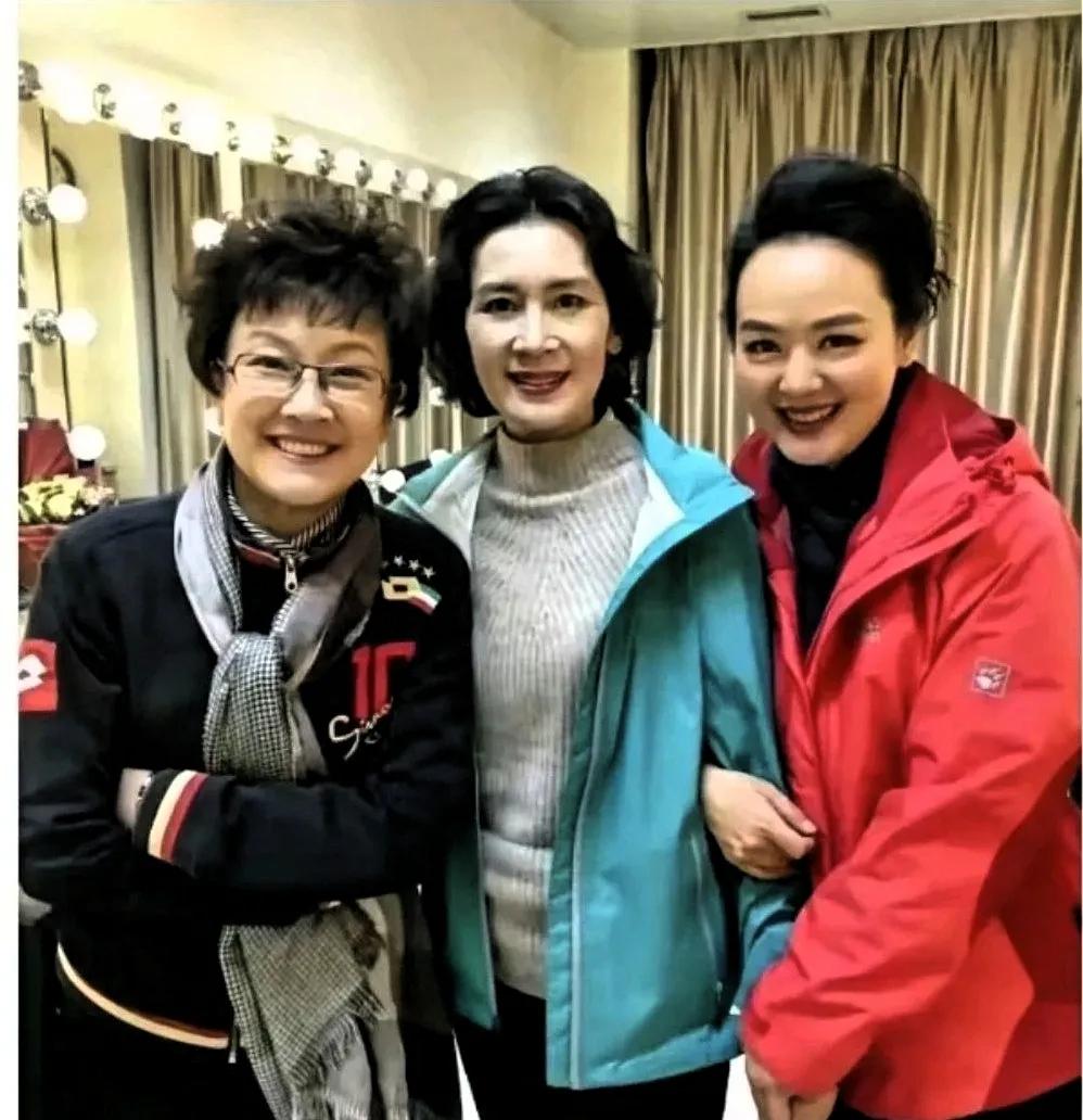 宋春丽，肖雄，孙晓梅三人的合影，
这一晃人都老了。