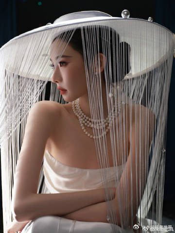 张艺凡在线等一个建议 花样百出的红毯造型中，张艺凡以流苏帽和婉约风格展现了两面性