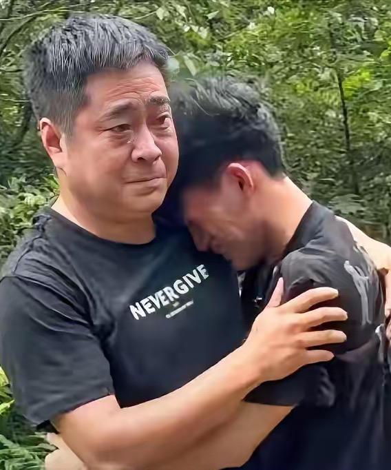泪目了！湖南，一名男生刚考完高考，第一时间赶到父母坟前祭拜。和长眠的父母说完心里