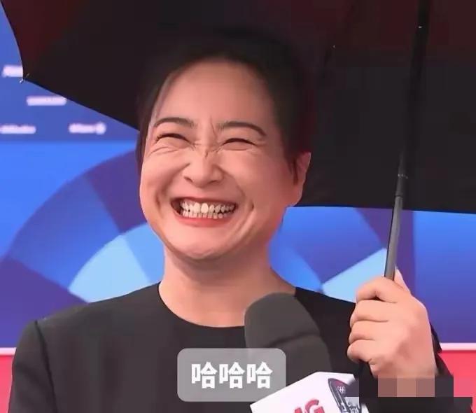 这是瘦了100多斤的贾玲，此时她现身巴黎为奥运健儿加油，网友都说她变美变自信了,