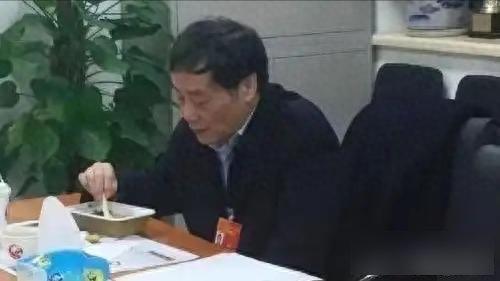 不管怎么说，宗至少在年轻的时候不是一个随便的人，是一个对感情认真执着的人。

想