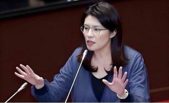 万万没料到，新当选的国民党主席郑丽文，一查才发现她不仅是个“蓝二代”，身上流着那