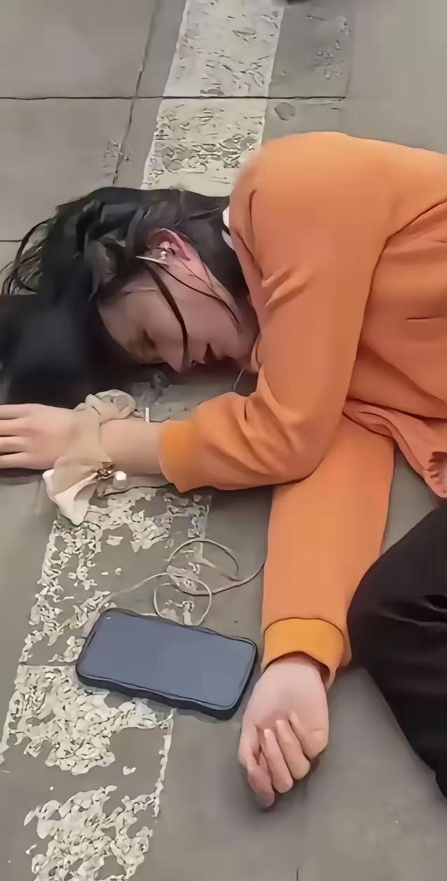 太揪心了！女子上街买东西，走着走着突然心口像被刀割，满头大汗，才10分钟就倒地没